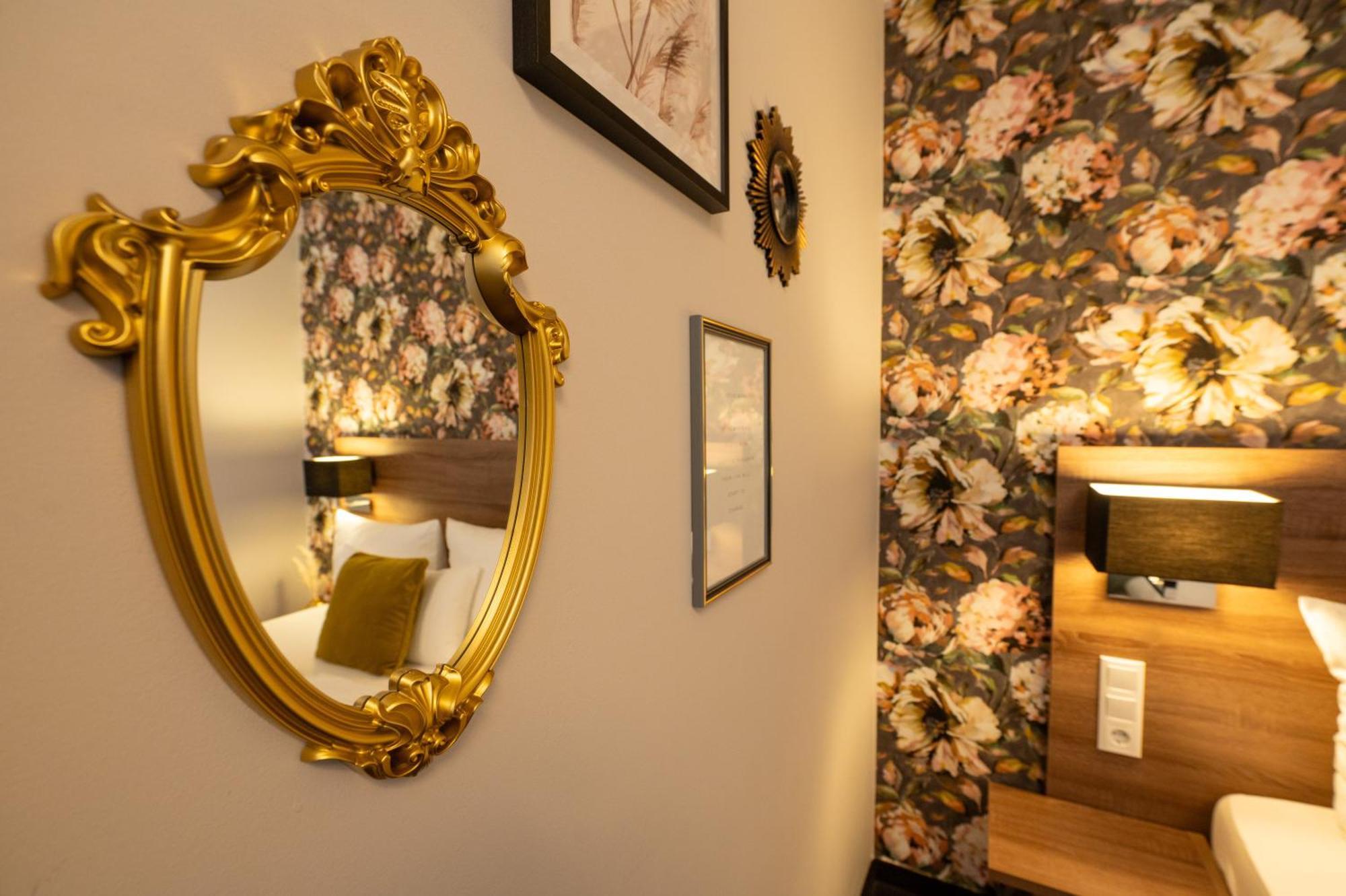 V Boutique Hotel Бьоблинген Екстериор снимка